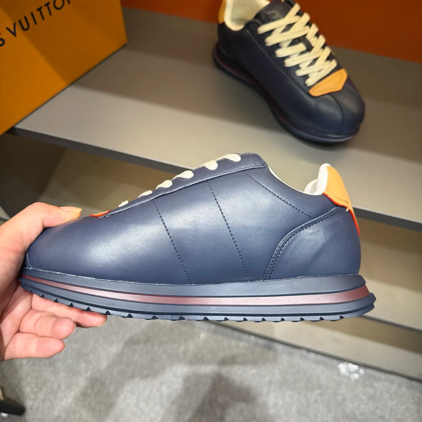 P540 Size 38-45 LV 🫏The colorful interpretation of BUTTERSOFT sneakers combines sheepskin, The colorful interpretation of LV BUTTERSOFT sneakers combines sheepskin and calfskin, bringing a super soft feel. Designed by Pharrell Williams, this '60s-inspired shoe features a padded upper that's been crafted by Louis Vuitton craftsmen to further enhance the comfort of the leather. In addition to the LV initials, it features multiple signatures, including natural leather trim and an embossed pattern of Pharrell Williams and lobster on the side, referencing the Fall/Winter 2025 men’s show. A must-have artifact for fashionistas✅